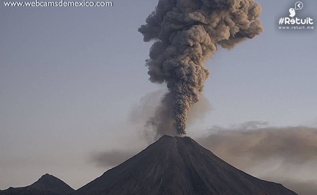 Volcán de Colima amanece con fumarola de 2.5 kilómetros