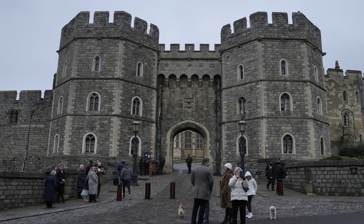 Hombre detenido en terrenos del castillo de Windsor llevaba ballesta y quería “asesinar a la reina”, según video 