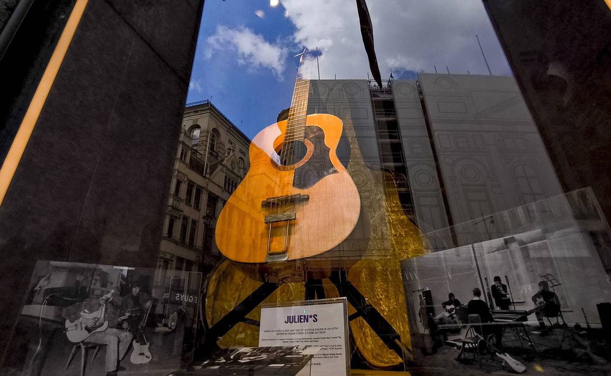 La guitarra perdida de John Lennon reaparece para batir récords de subasta