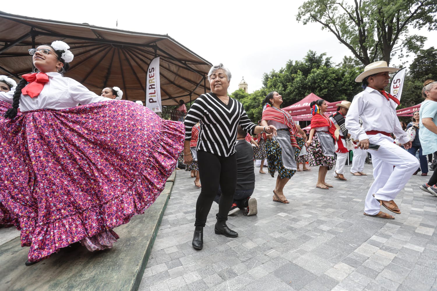 VIDEO: Zapateado, guitarra, poesía y decoración de paliacates, así fue el Gran Fandango realizado en la Alameda Central