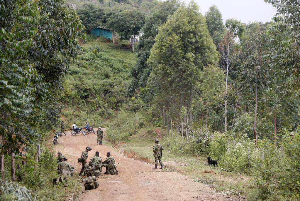 Ataque de FARC deja 3 policías muertos y una ciudad sin luz