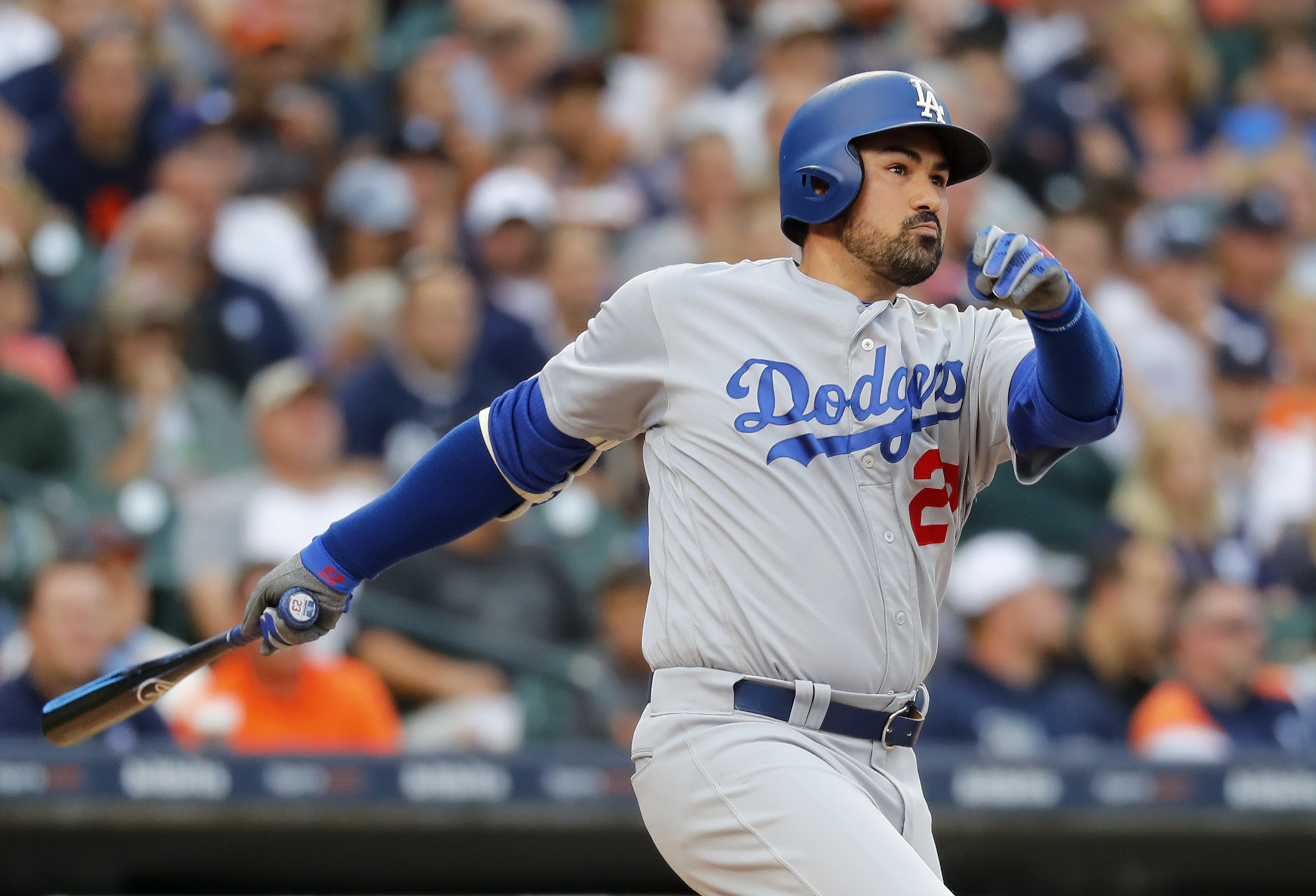En plena Serie Mundial, Adrián González abandona a los Dodgers