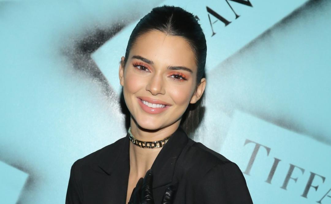 Kendall Jenner posa en atrevido bikini negro con botas altas de Jimmy Choo