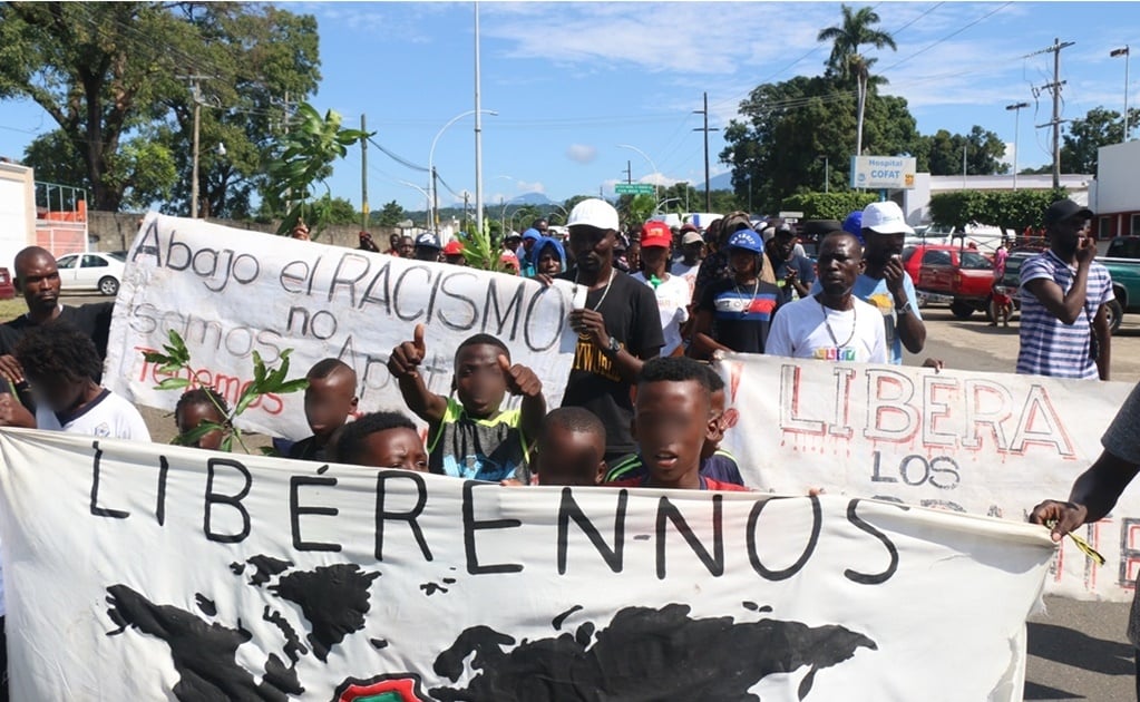 Niños migrantes de África marchan con sus padres en Chiapas; exigen visas humanitarias