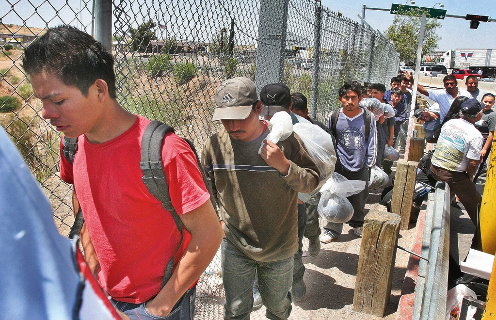 Grupo de migrantes intenta cruzar a EU por Tecate, BC; cierra garita más de tres horas