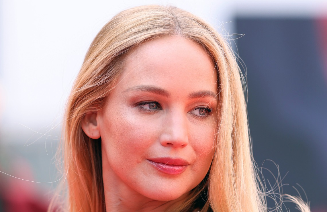 Jennifer Lawrence sorprende con chanclas en el Festival de Cannes