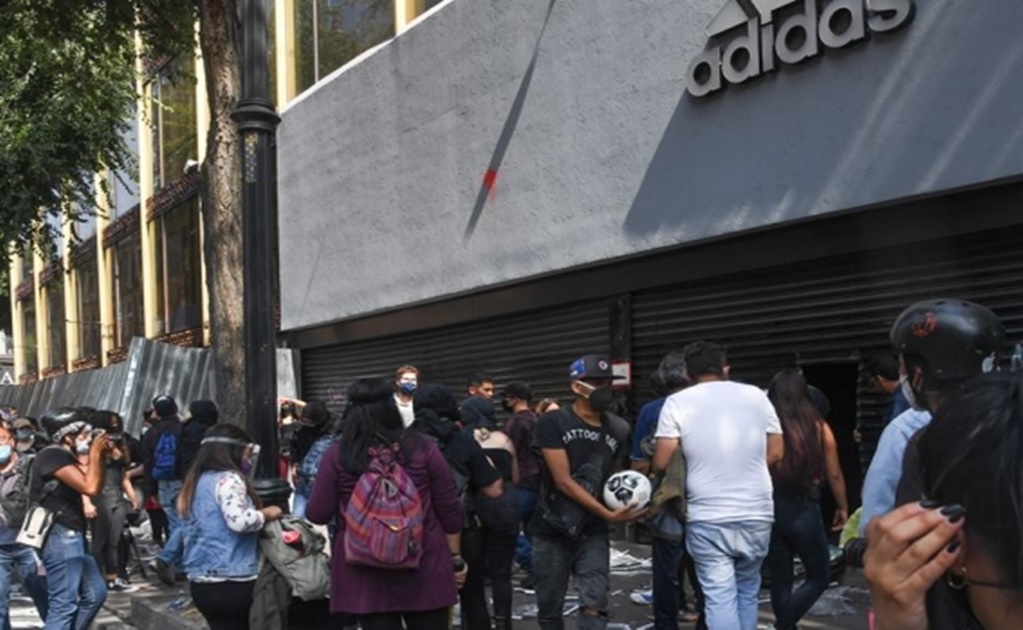 Fiscalía cita a 5 "anarcos" por robo a tienda Adidas