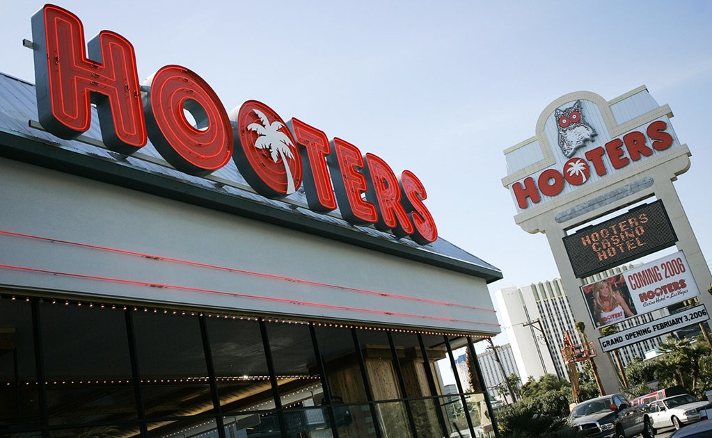 Hooters ajusta política de sus uniformes tras quejas de las meseras