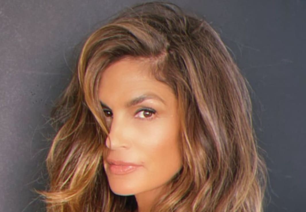 Cindy Crawford, de 57 años, disfruta de la naturaleza con un posado 'topless'