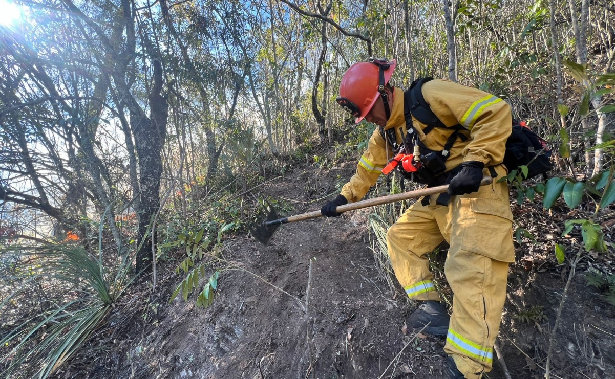 ¡Imparables! Siguen los combates a tres incendios forestales en Nuevo León