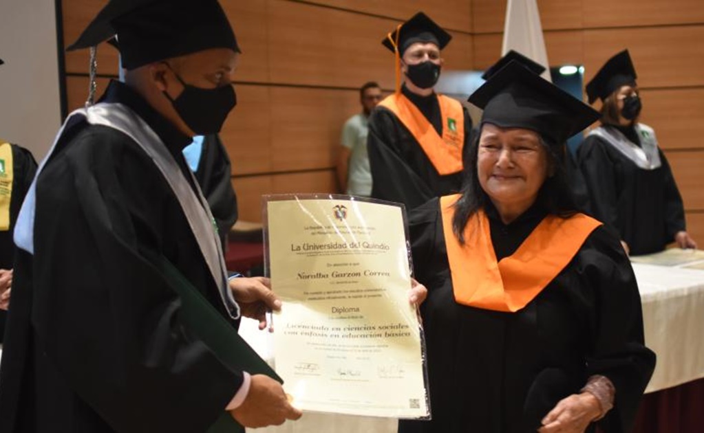 "Toda la vida quise estudiar": abuela se gradúa a los 77 años con tesis de autismo, condición de una nieta