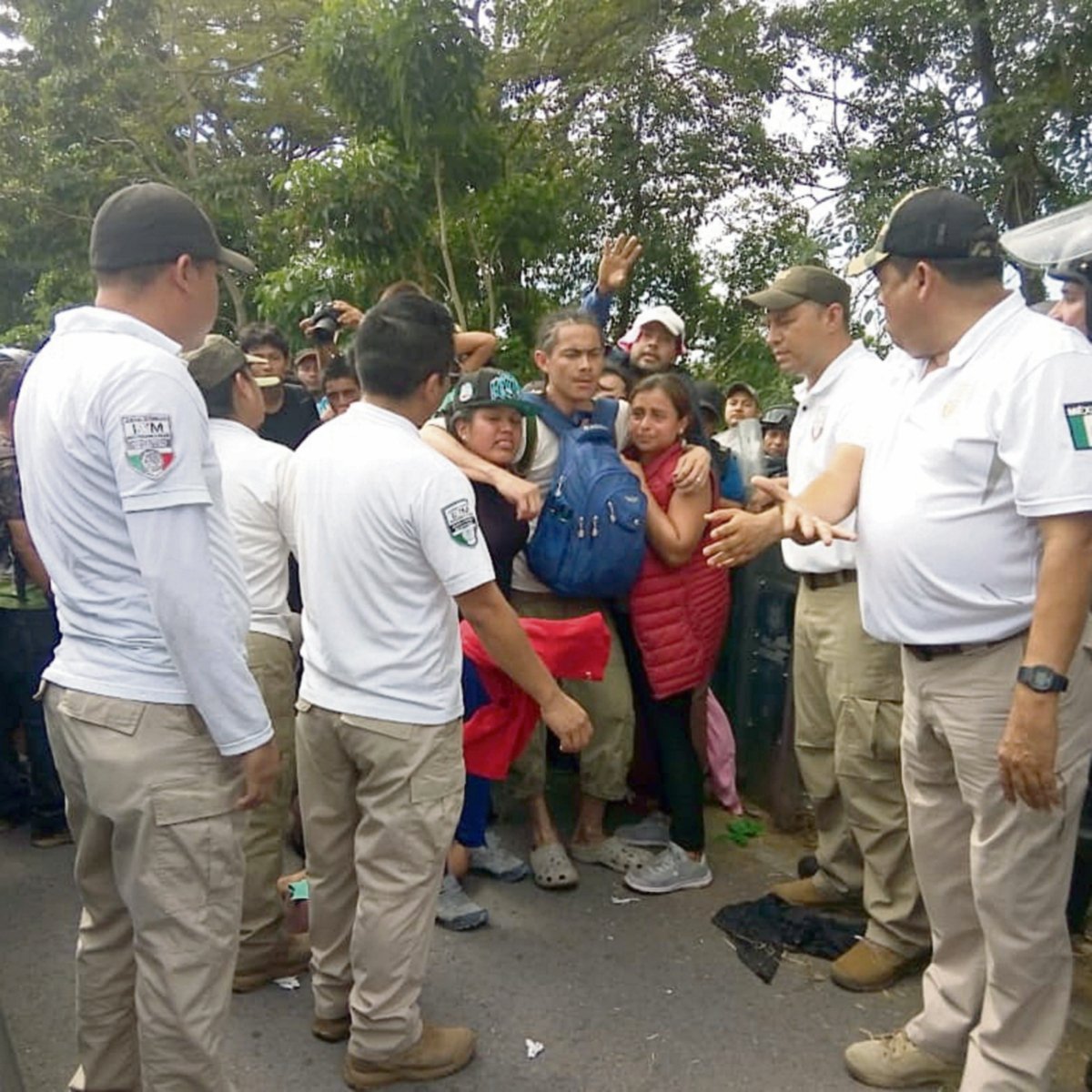 Entre alboroto frenan paso de sexta caravana en Chiapas