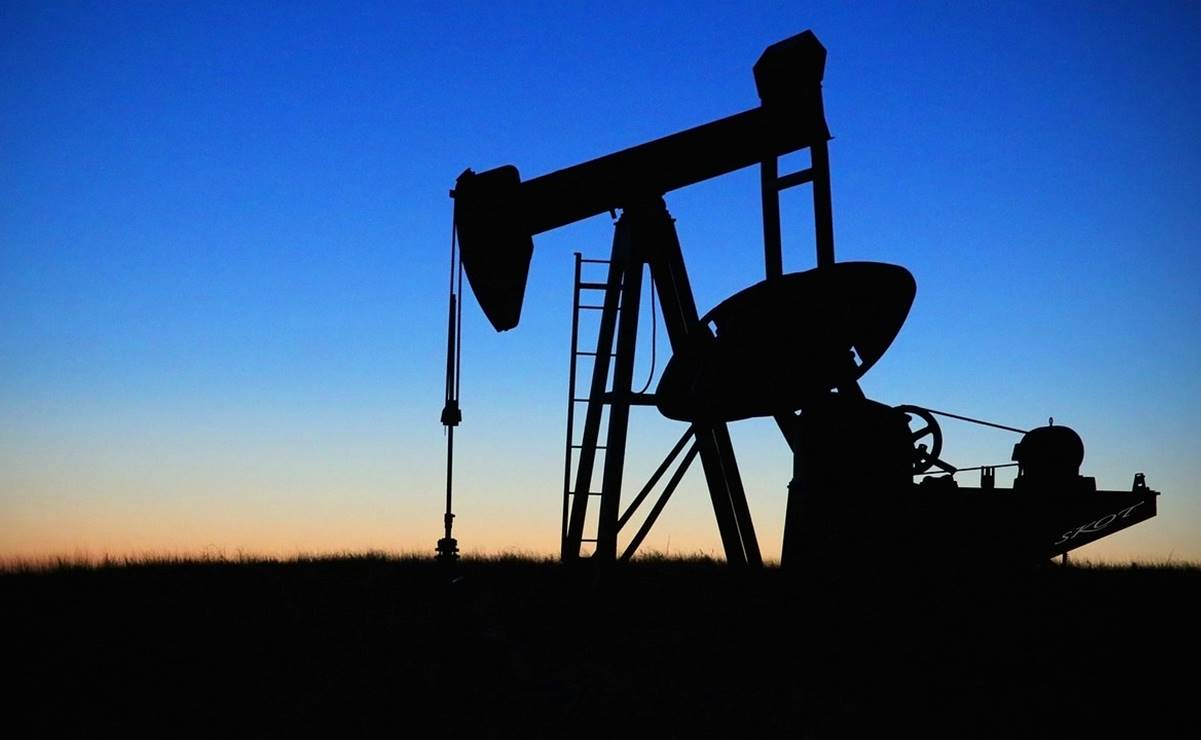 Precios del petróleo aumentan casi 6%, tras recorte de producción de OPEP+