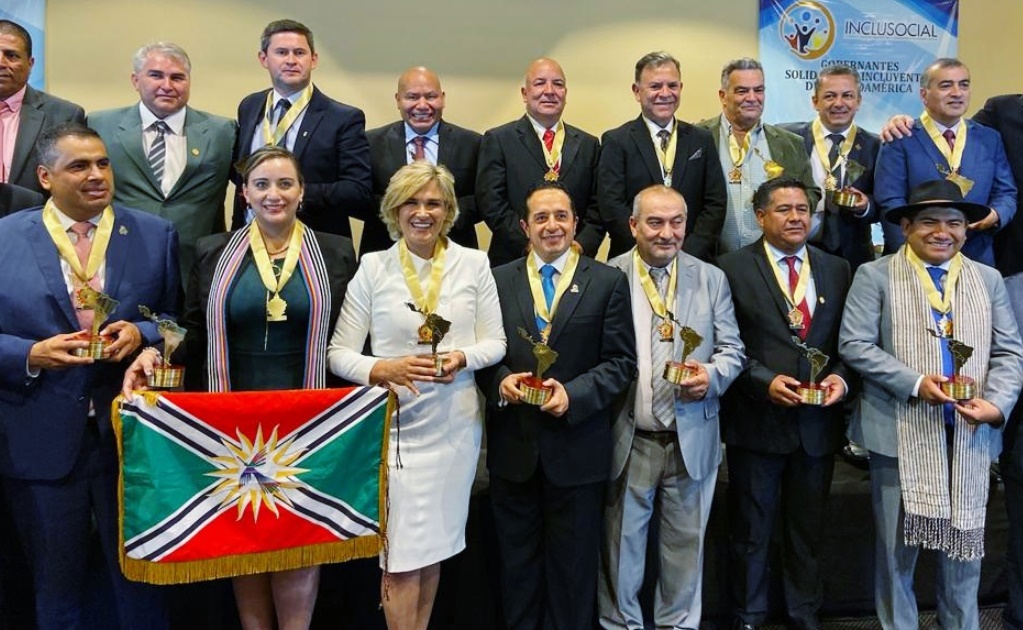 Recibe alcalde de Tlalnepantla premio latinoamericano por edición de libros en inglés