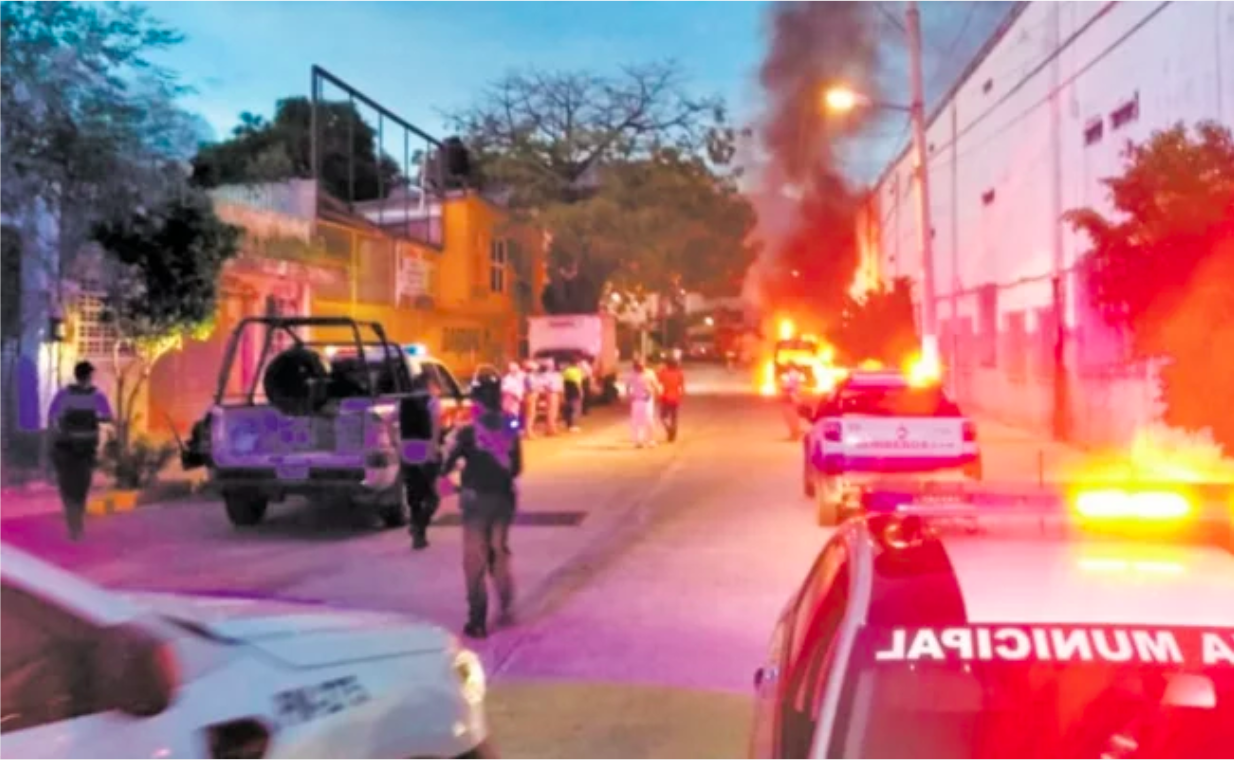 Roban tres cajeros y queman urvan en Acapulco