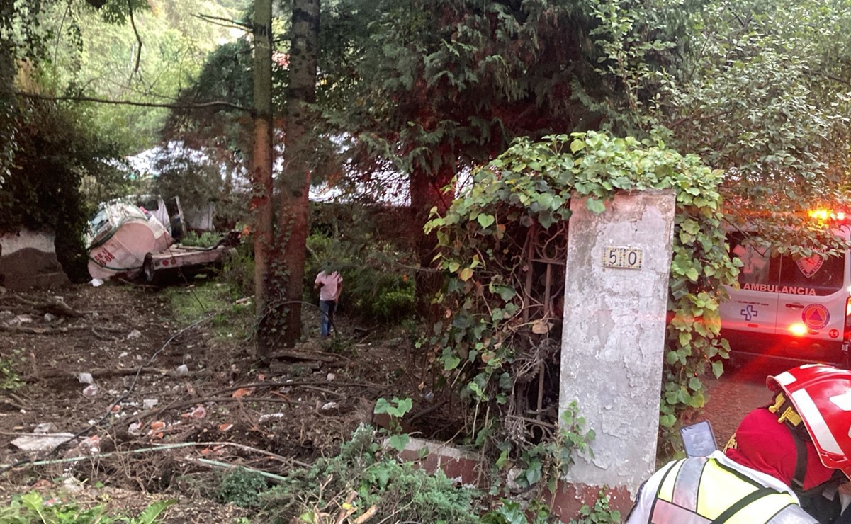 Pipa de agua choca y se vuelca en un deportivo en Cuajimalpa