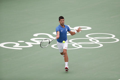 Nadal entrena con molestias