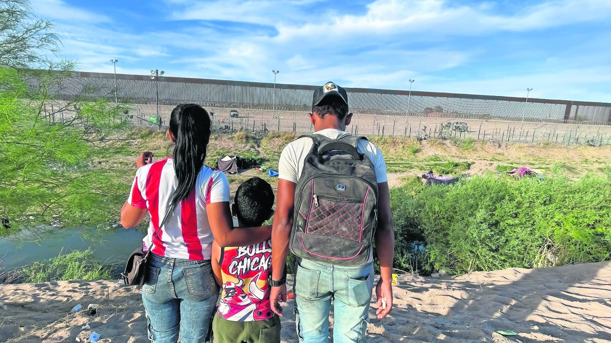 Peregrinan migrantes de puerta en puerta en frontera