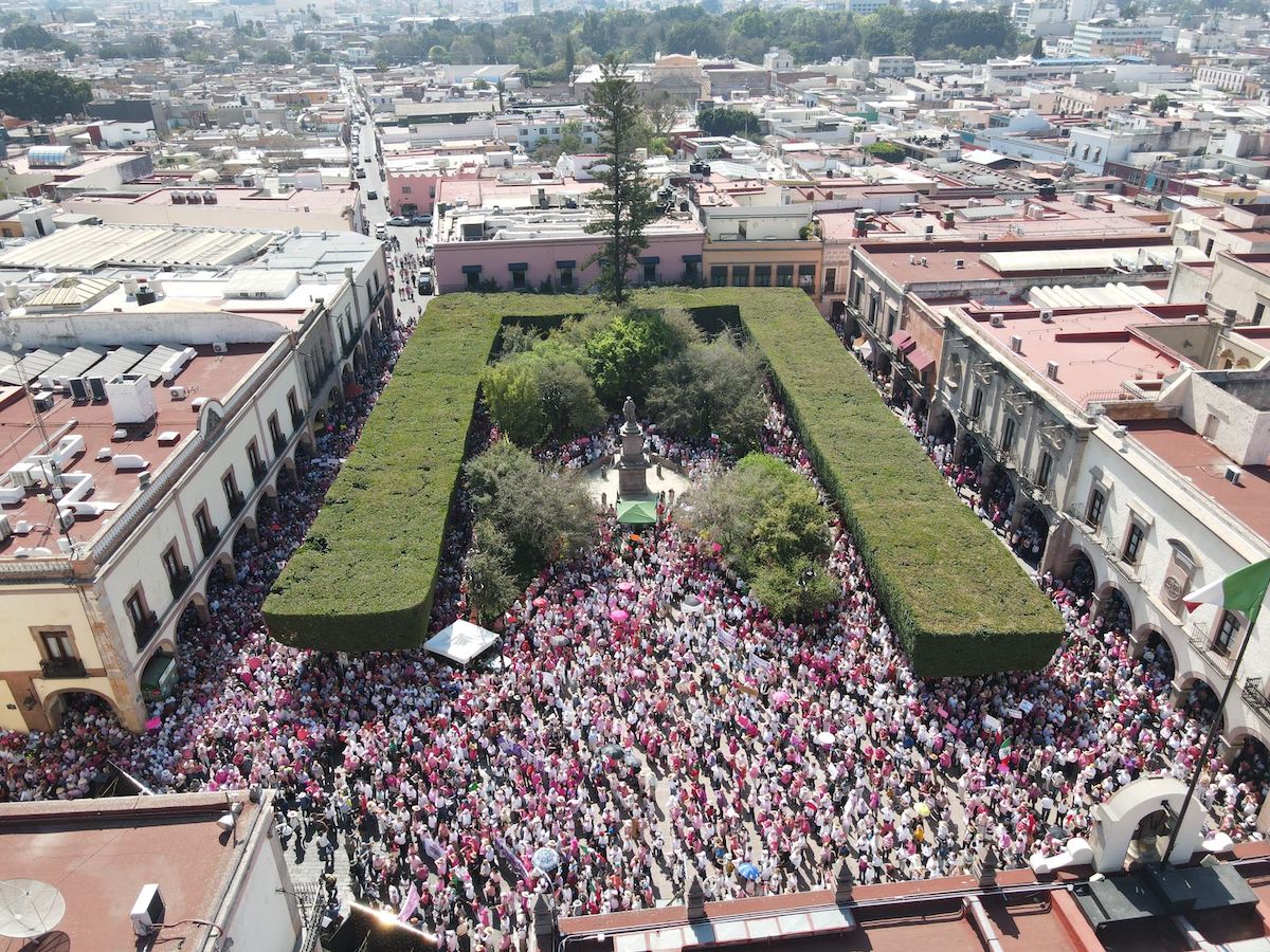 Más de 12 mil personas se manifiestan en Querétaro