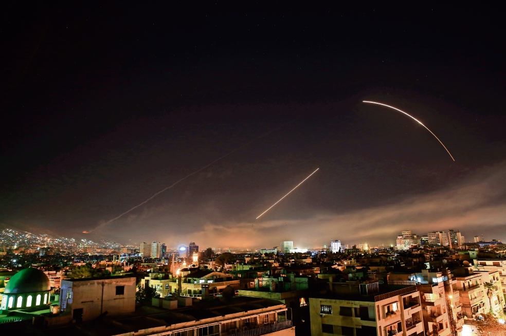 Donald Trump cumple amenaza de bombardeo a Siria