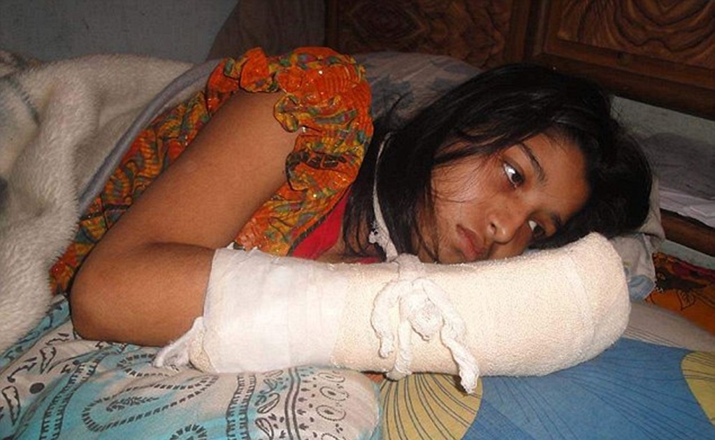 Hombre en Bangladesh le corta los dedos a su esposa para evitar que estudie