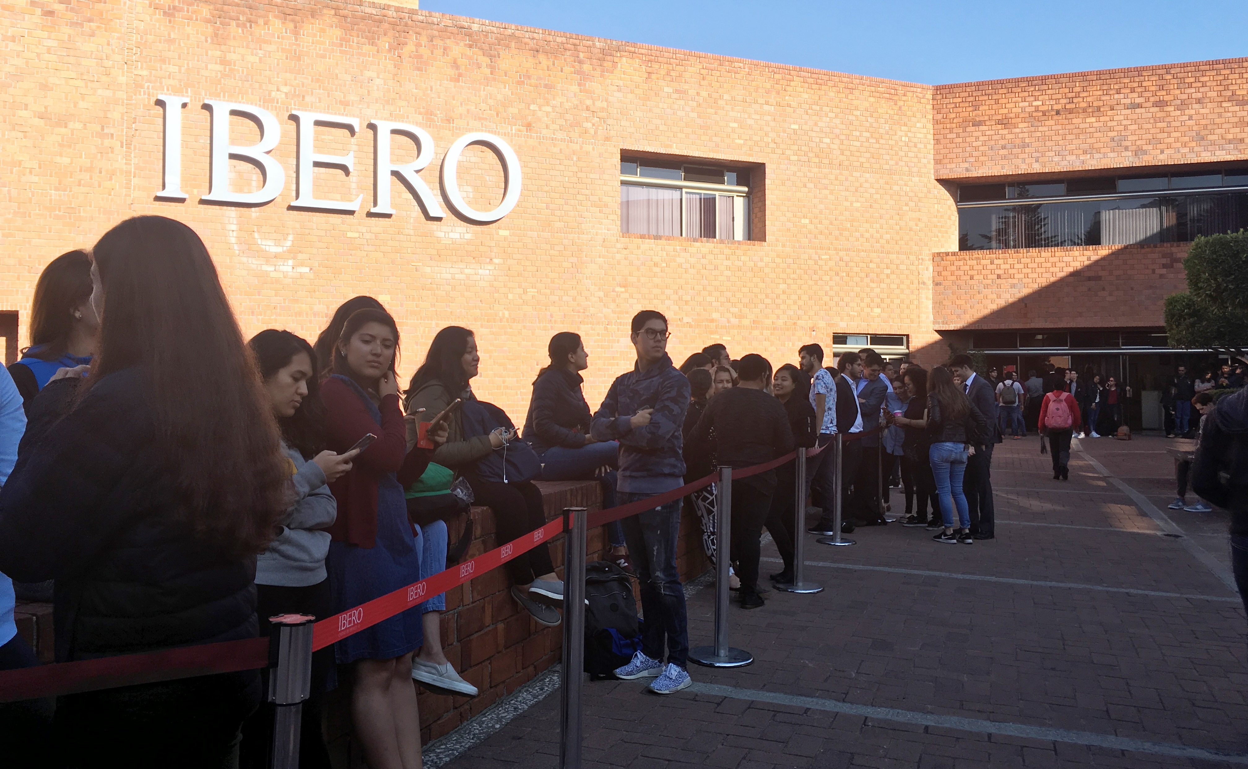 Alumnos de la Ibero esperan llegada de Ricardo Anaya