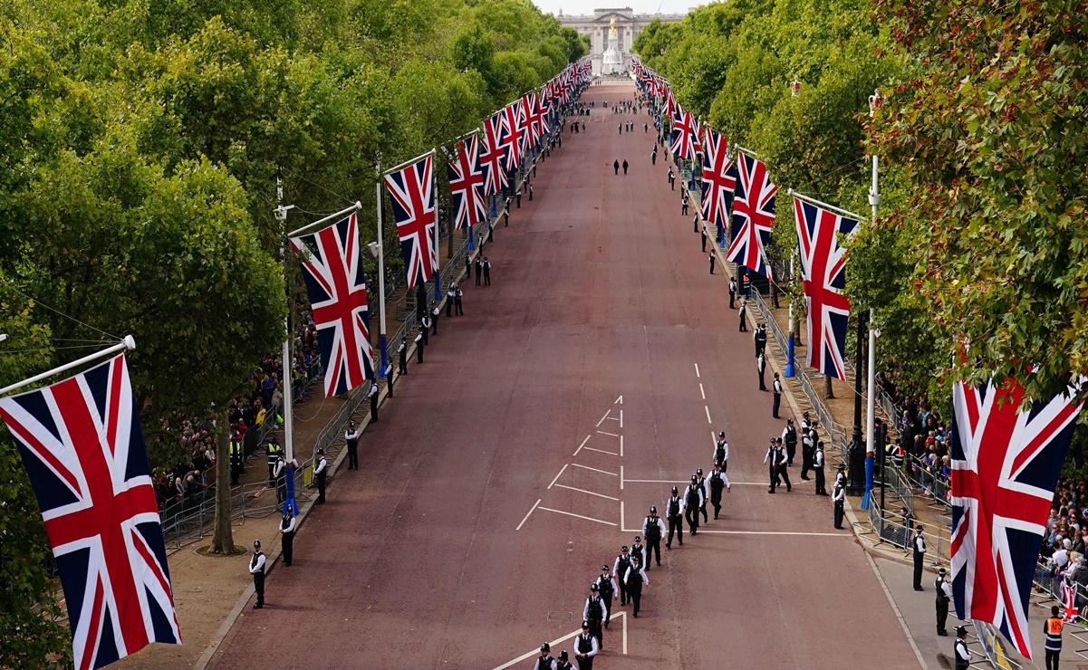Miles de ciudadanos presencian el cortejo fúnebre de la reina Isabel II en Londres