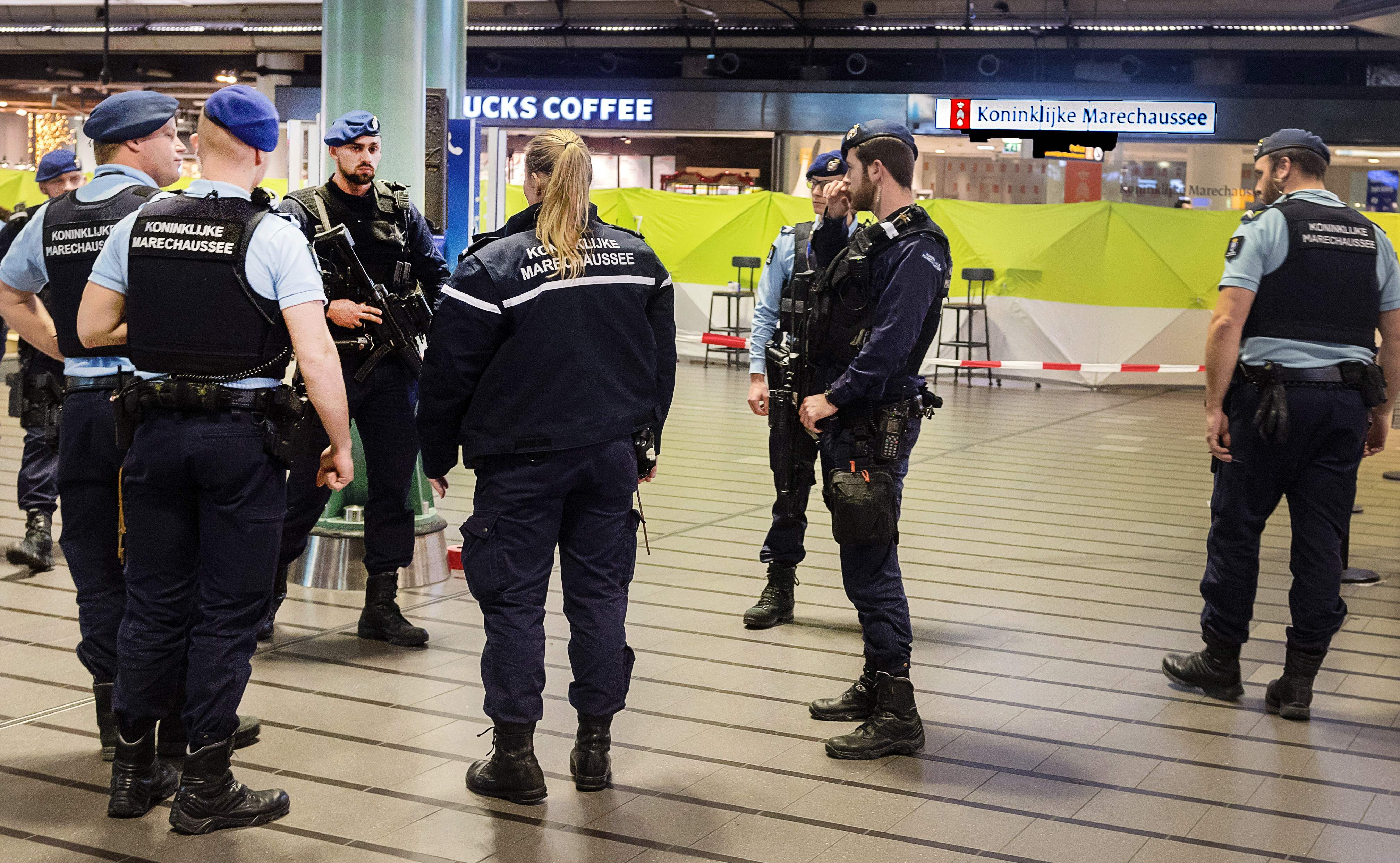 Policía abate a hombre armado con cuchillo en aeropuerto de Amsterdam