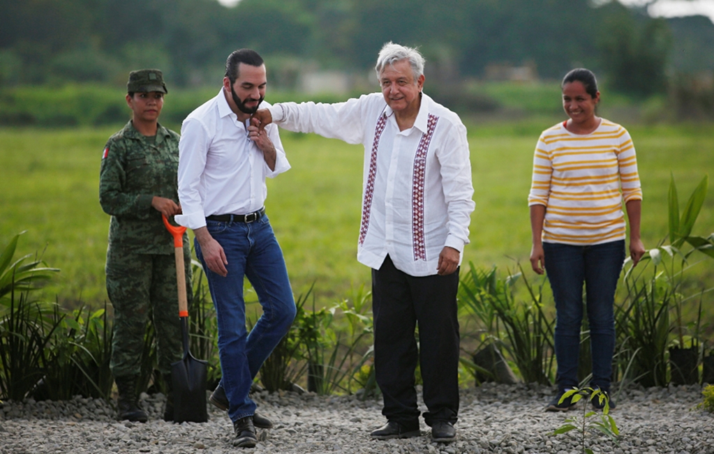 Golpea accidentalmente AMLO a presidente de El Salvador