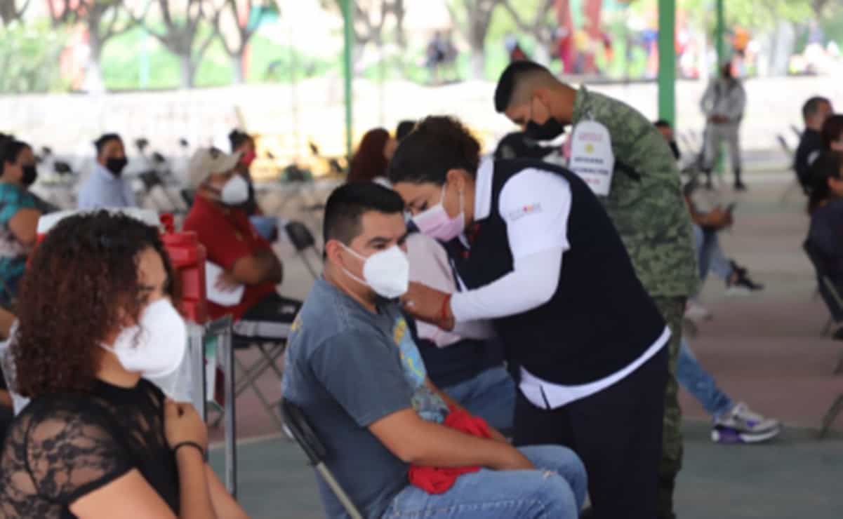 Aplican vacuna contra Covid-19 a "treintañeros" en Ecatepec