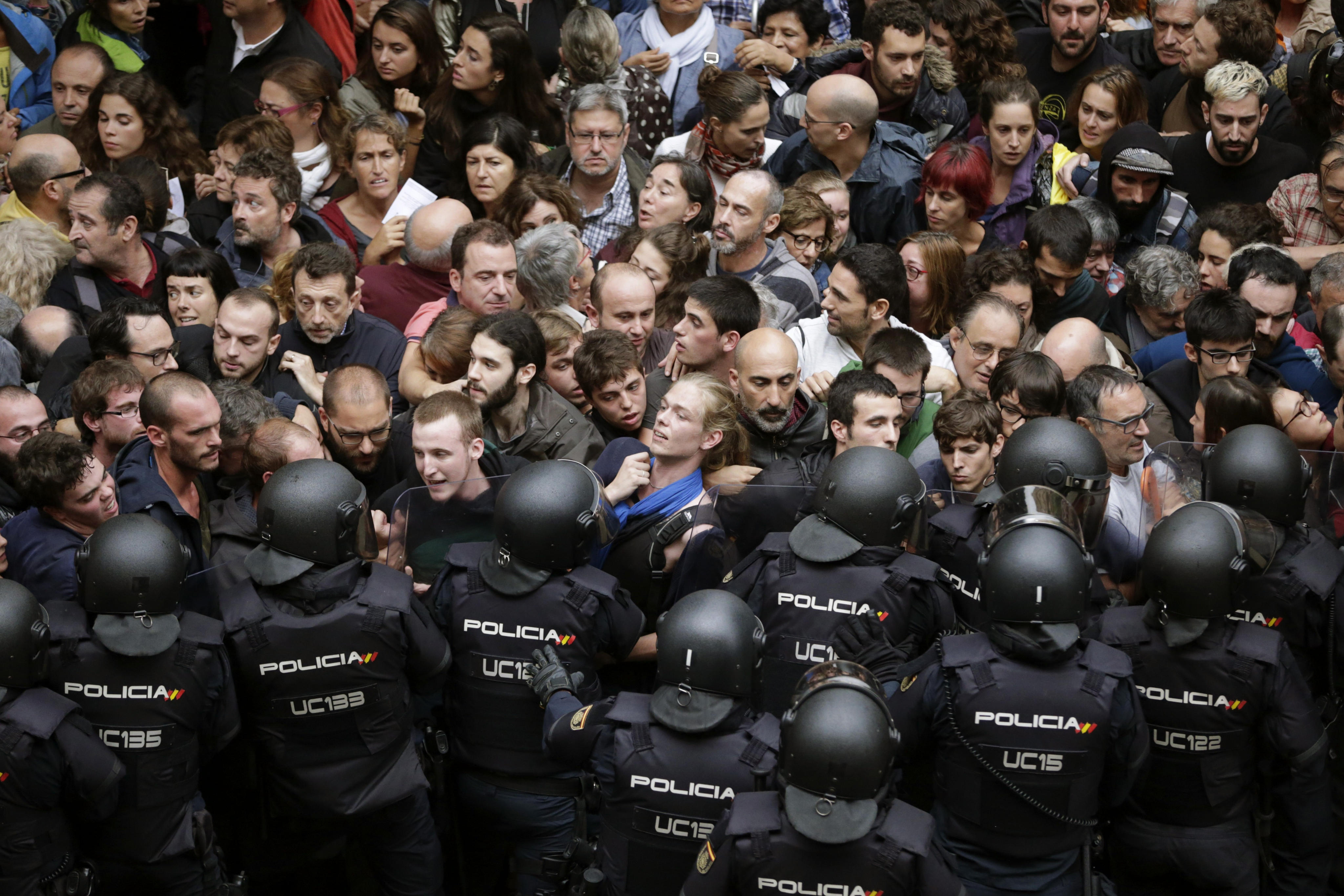 Policía española embarga urnas en el colegio donde debía votar el líder catalán