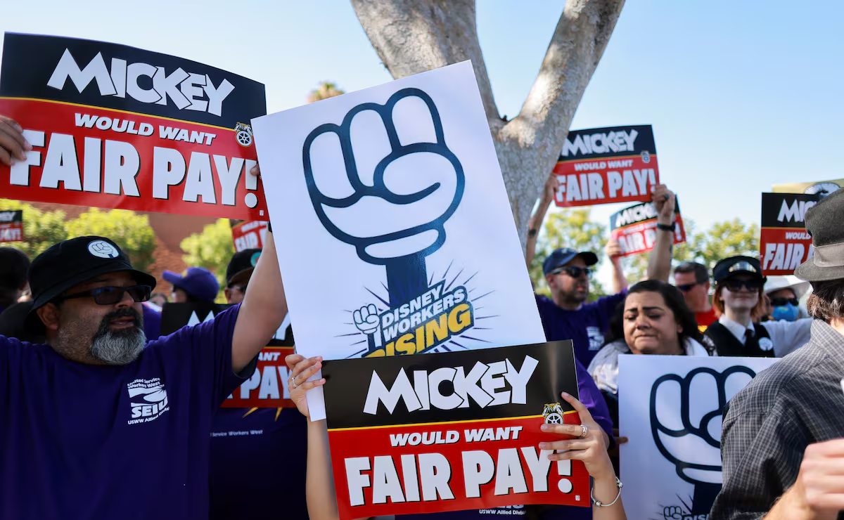 ¿Están en huelga trabajadores de Disneyland? Denuncian bajo sueldo y que viven en autos y moteles