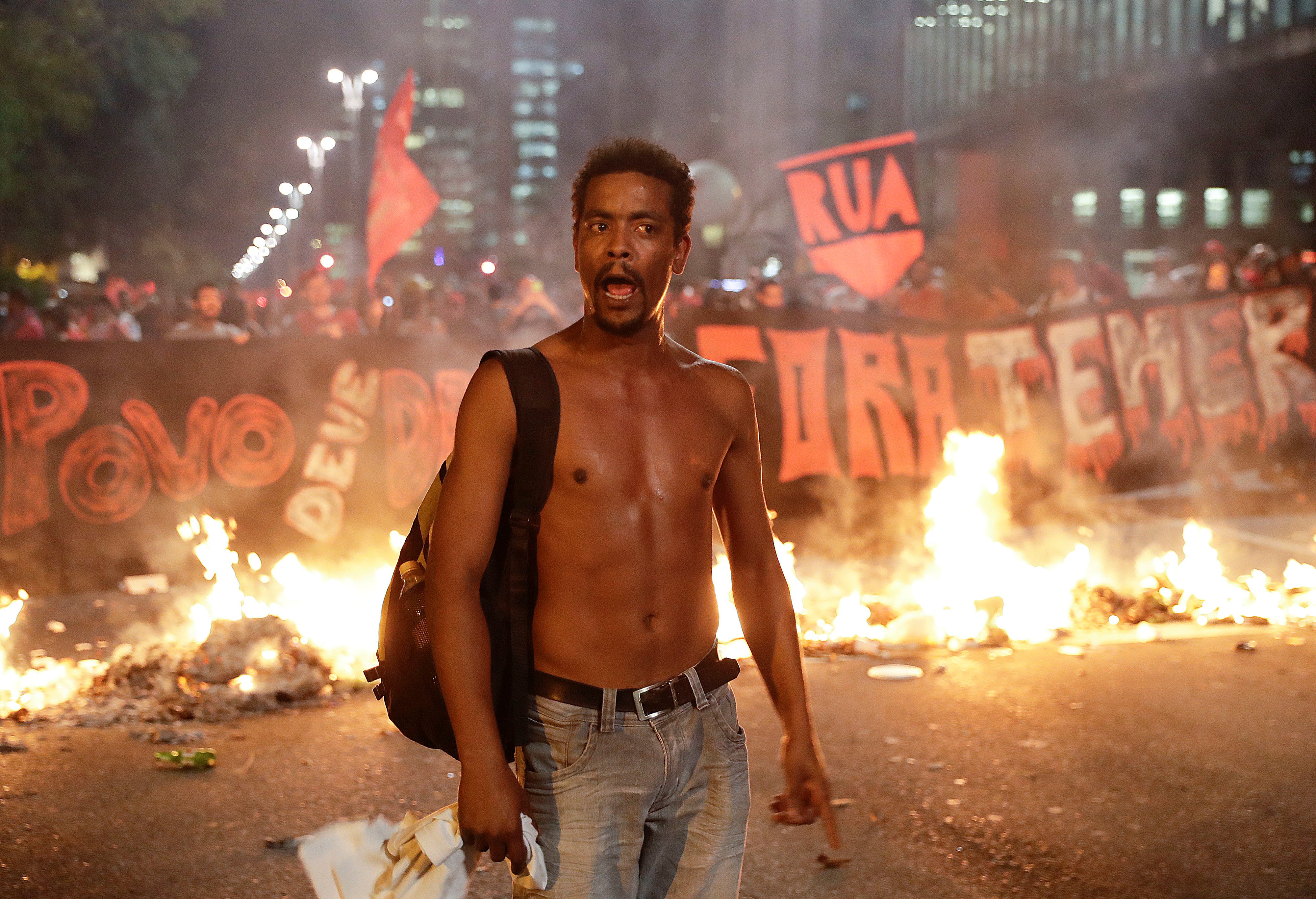 Policía dispersa con gas pimienta marcha a favor de Dilma Rousseff