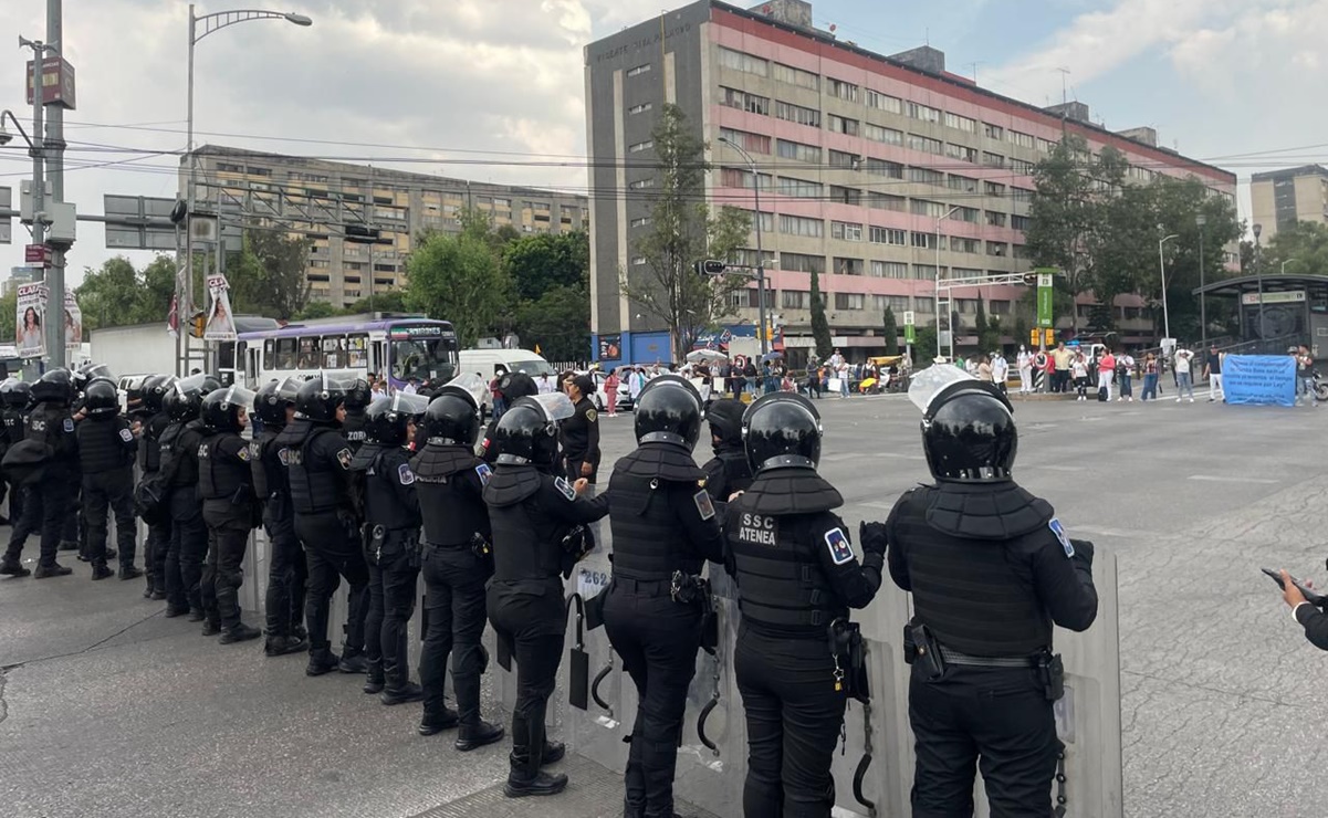 Entre empujones y tras 5 horas de bloqueo, policías repliegan a médicos que se manifestaban en Insurgentes Norte