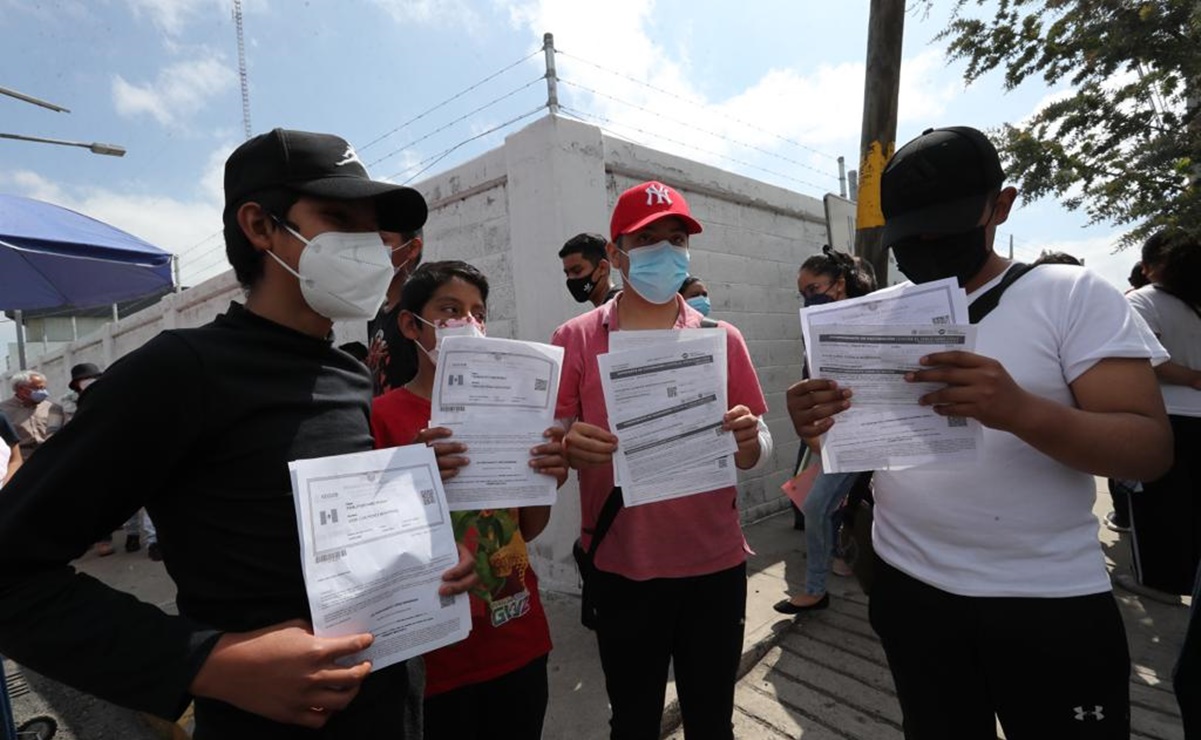 "Lo hago por aquellas personas que no sobrevivieron al virus": dice menor tras recibir vacuna contra Covid