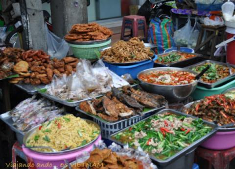 Aseguran más alimentos en mal estado en feria