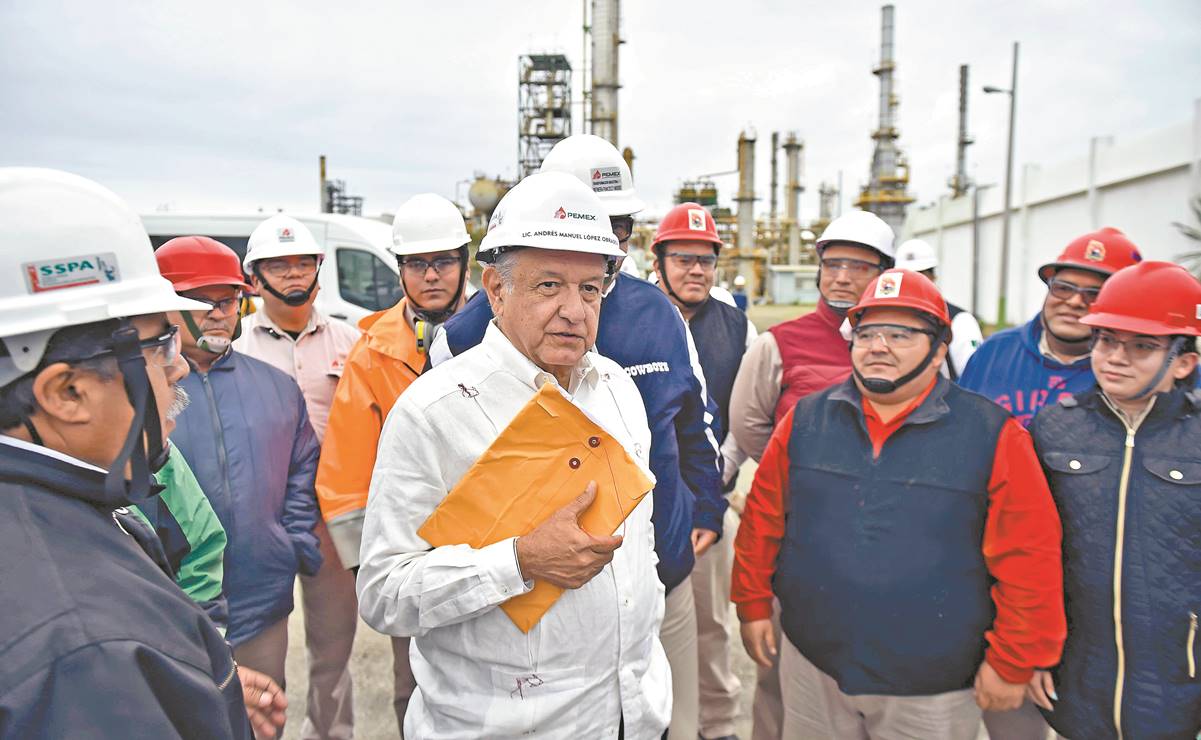 AMLO supervisa trabajos en refinería de Tamaulipas