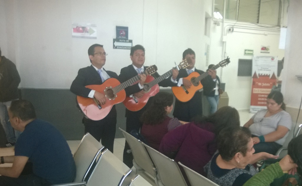 Trío lleva música a hospitales del ISSSTE para pacientes y familiares