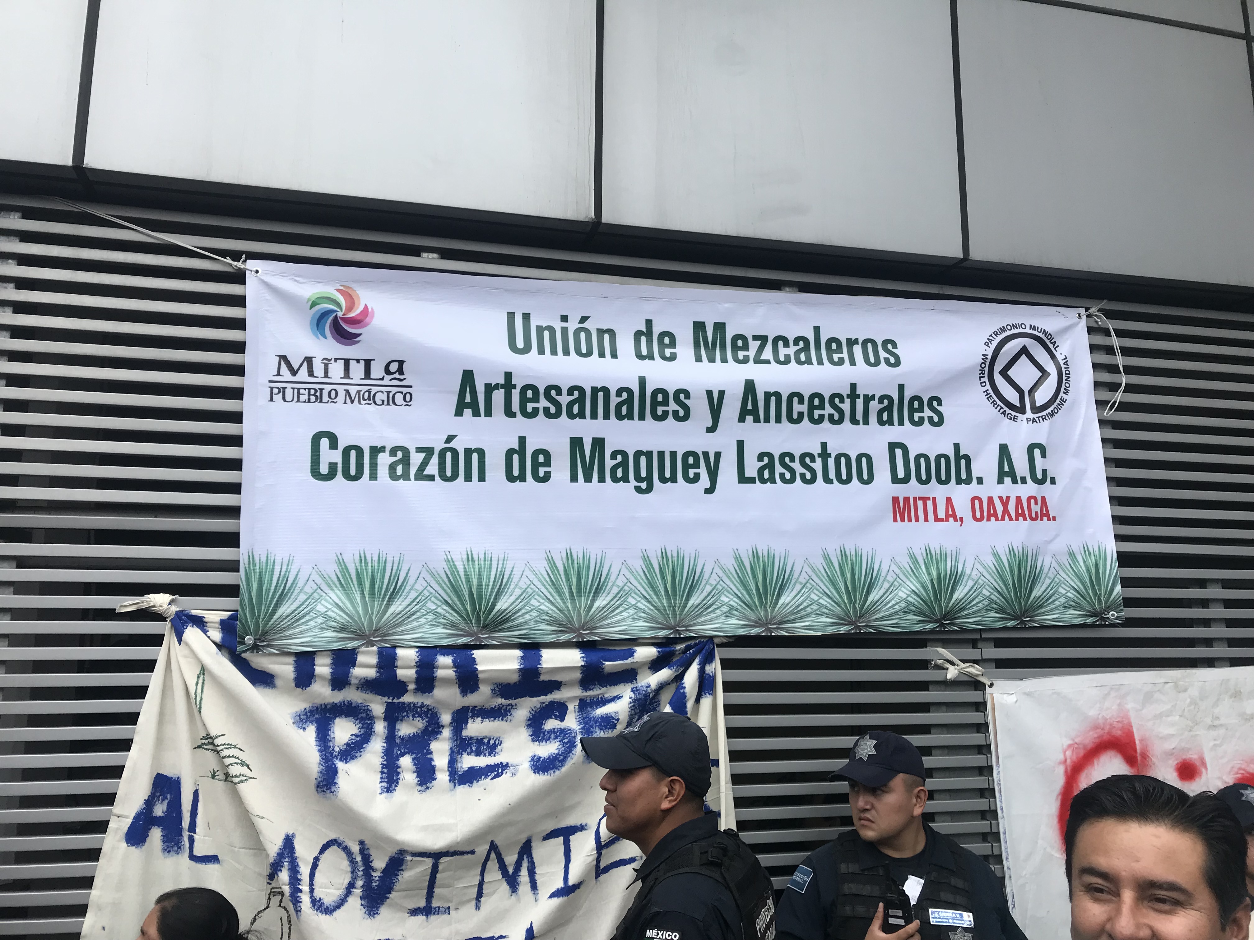 Mezcaleros protestan frente al IMPI en CDMX