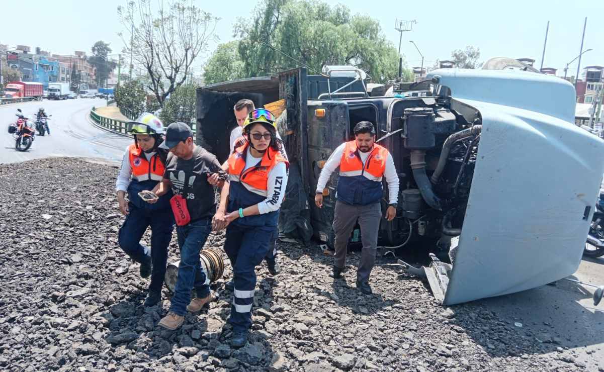 Vuelca camión con grava en Periférico Oriente