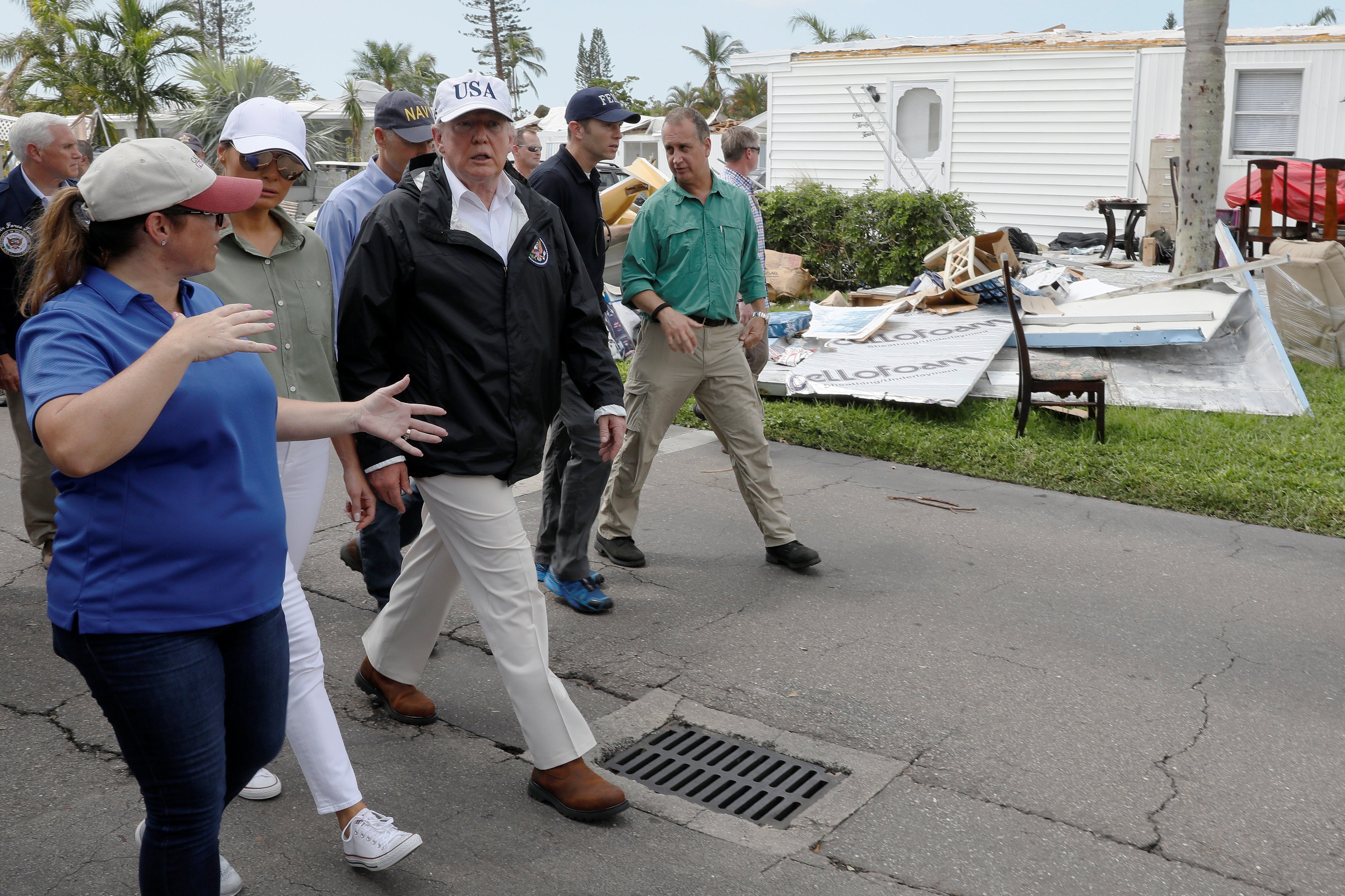 Trump promete "ayudar a Florida" tras visitar zona devastada por "Irma"