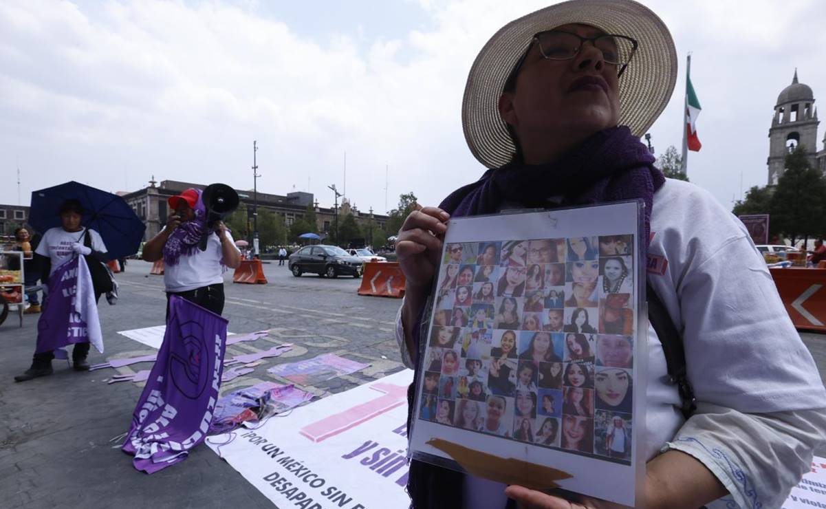 Familiares de víctimas de feminicidios colocan un memorial frente al Palacio de Gobierno en Edomex