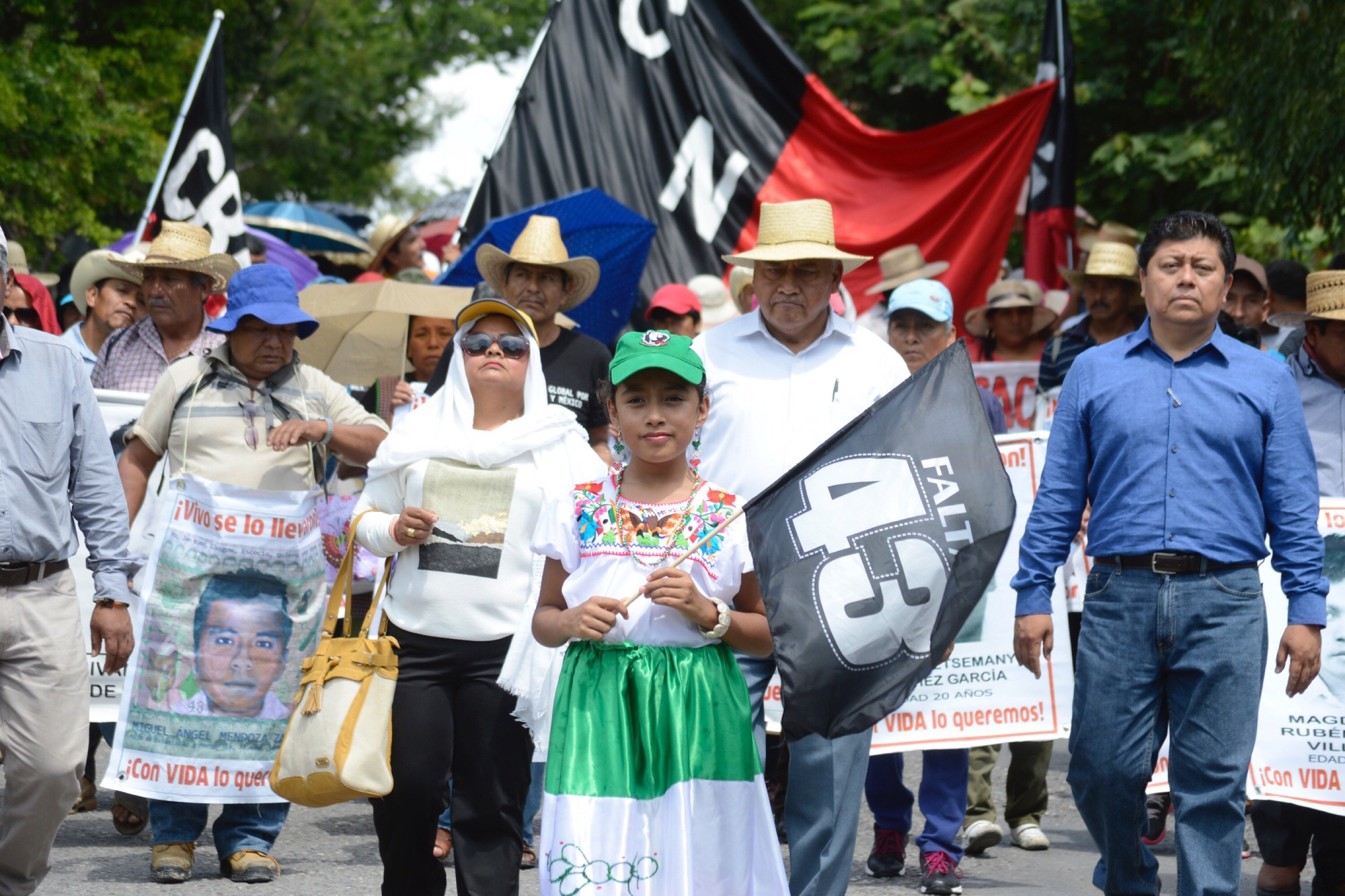 Familiares de los 43 marchan sobre la Cuernavaca-Acapulco