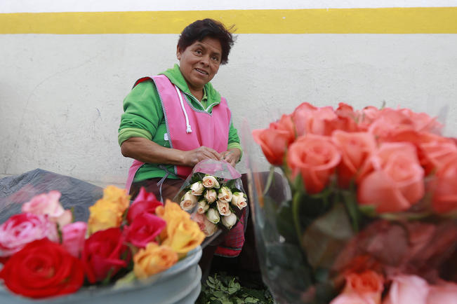 Precios espantan venta de flores para regalar