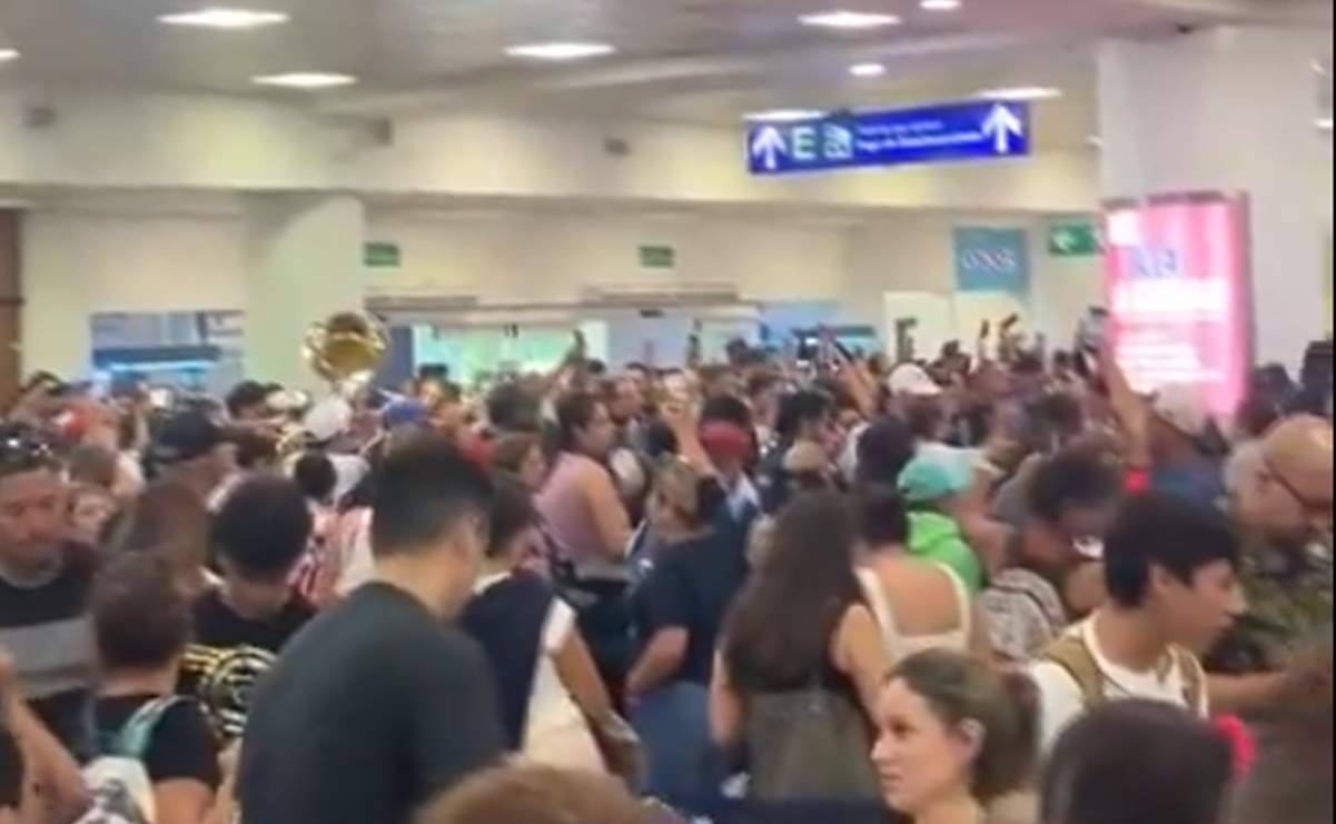 VIDEO Pasajeros del Aeropuerto de Cancún aprovechan apagón informático mundial para cantar “Cielito Lindo” 