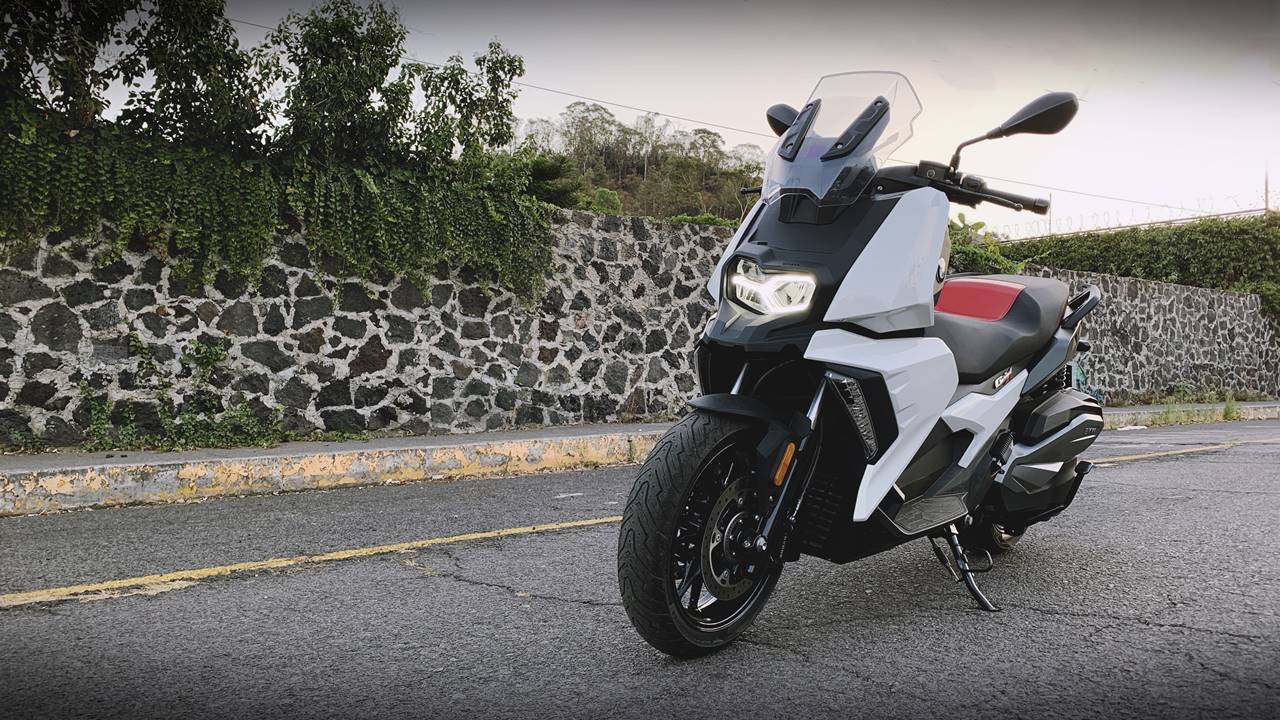 BMW Motorrad C400X: la motoneta como jamás pensaste