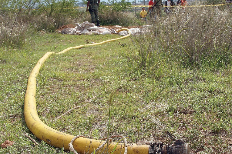 Hallan toma clandestina de combustible desde Pemex