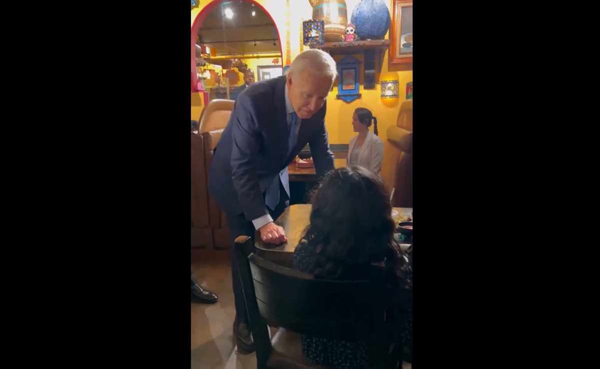 Captan a Biden hablando sin cubrebocas en restaurante de Las Vegas tras dar positivo a Covid-19