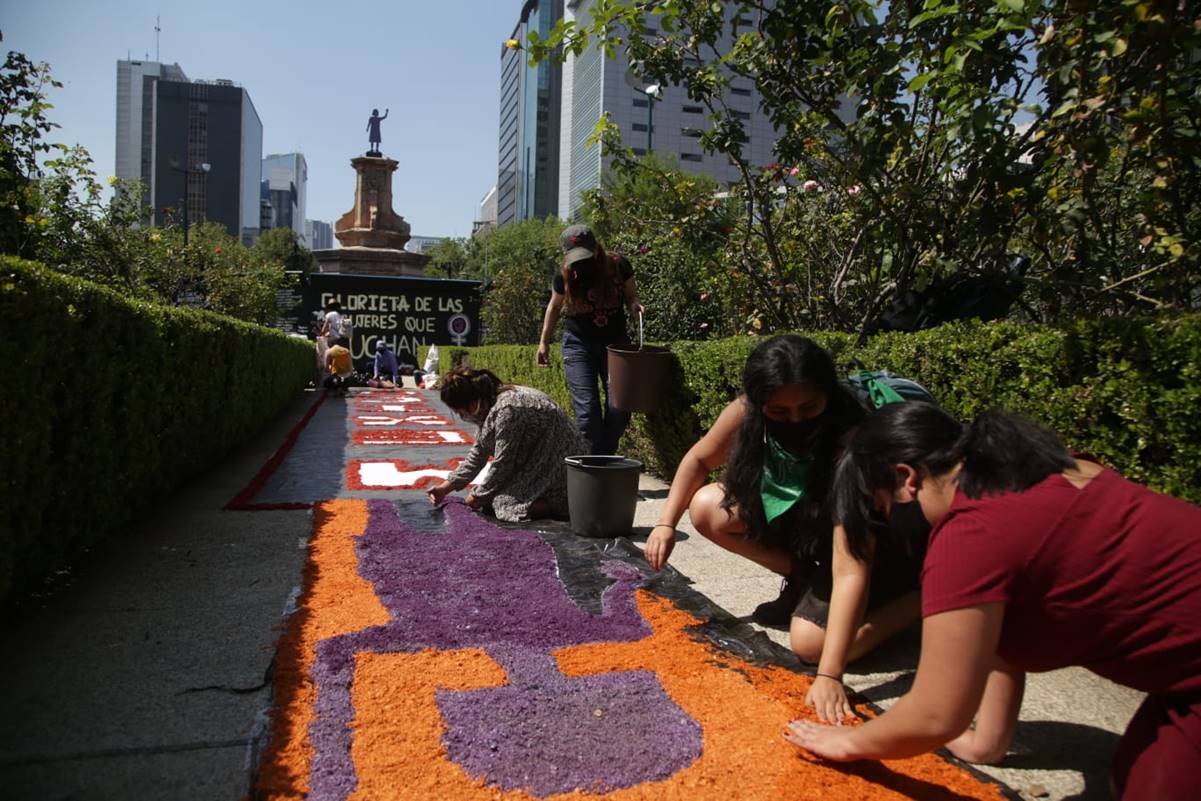 Colectivos feministas colocan ofrenda en la Glorieta de las Mujeres que Luchan