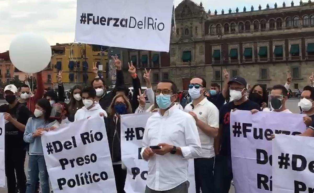 Familiares de Del Río Virgen se manifiestan en el Zócalo de la CDMX; exigen su libertad